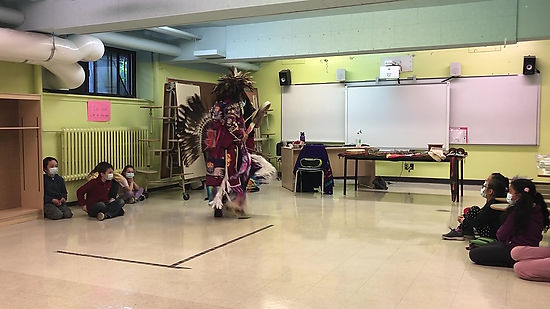 Démonstration de danse powwow dans les écoles